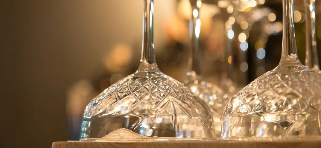 Eleganckie szklanki do drinków - jak podawać alkohol?
