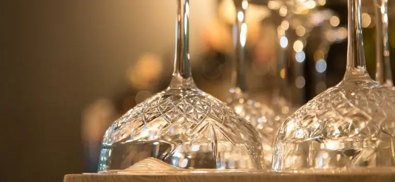 Eleganckie szklanki do drinków - jak podawać alkohol?