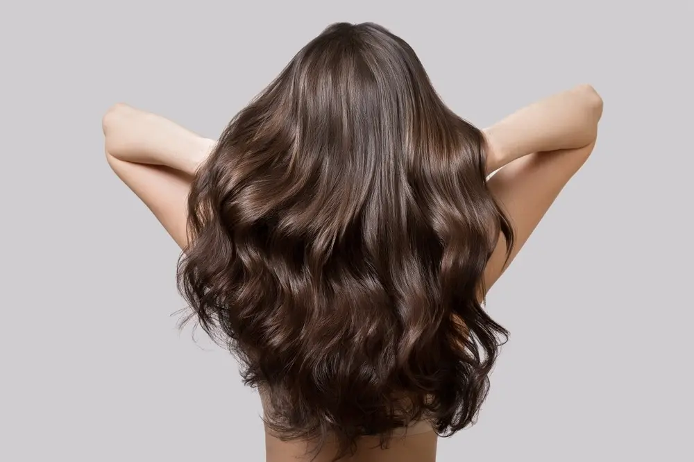 Jak wzmocnić i pobudzić wzrost włosów? Te 5 składników sprawi, że na twojej głowie pojawią się baby hair!