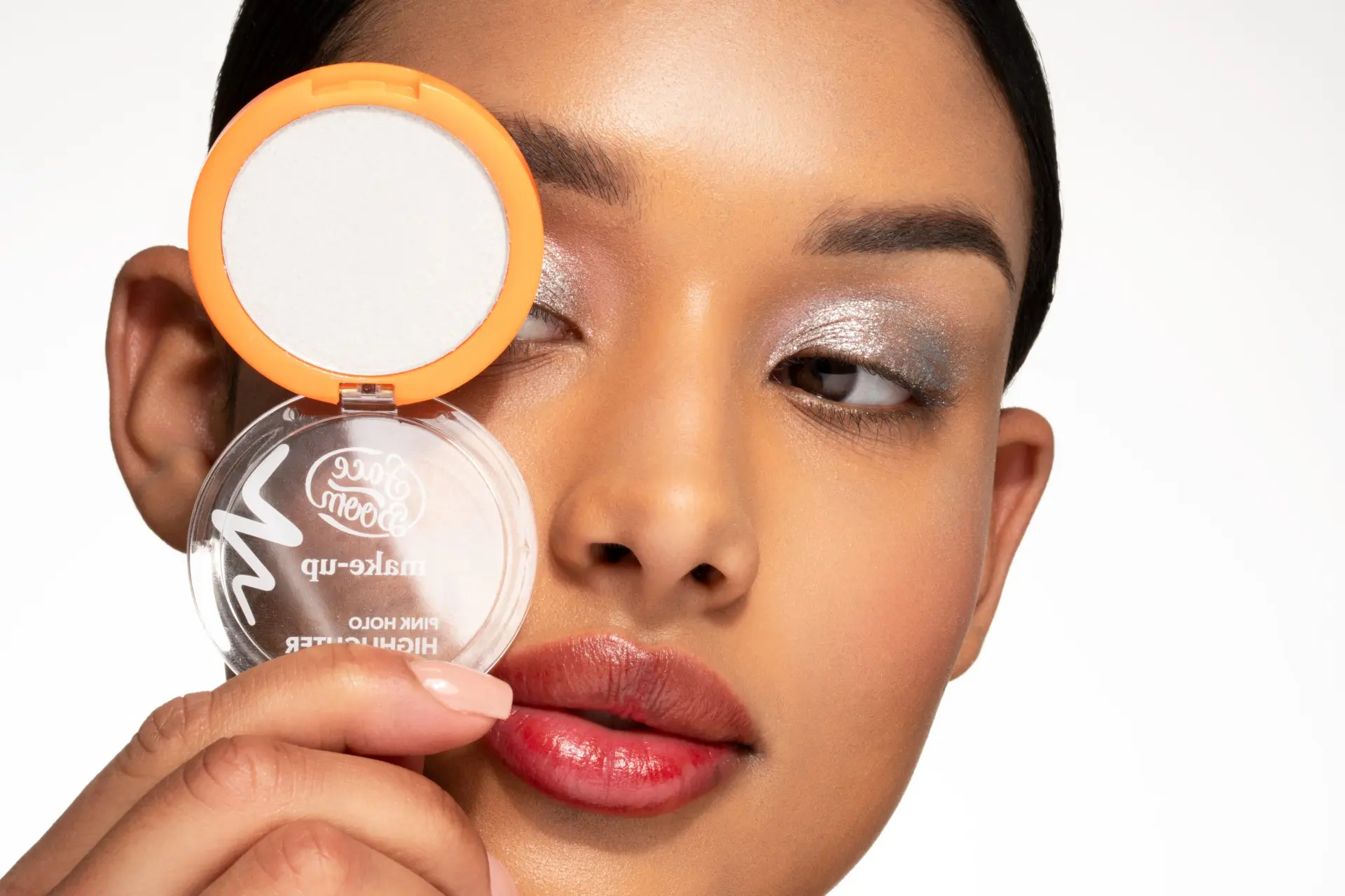 Makijaż no make-up i festiwalowy glow? Oto nowa kolekcja FaceBoom make-up, która to wszystko umożliwia!