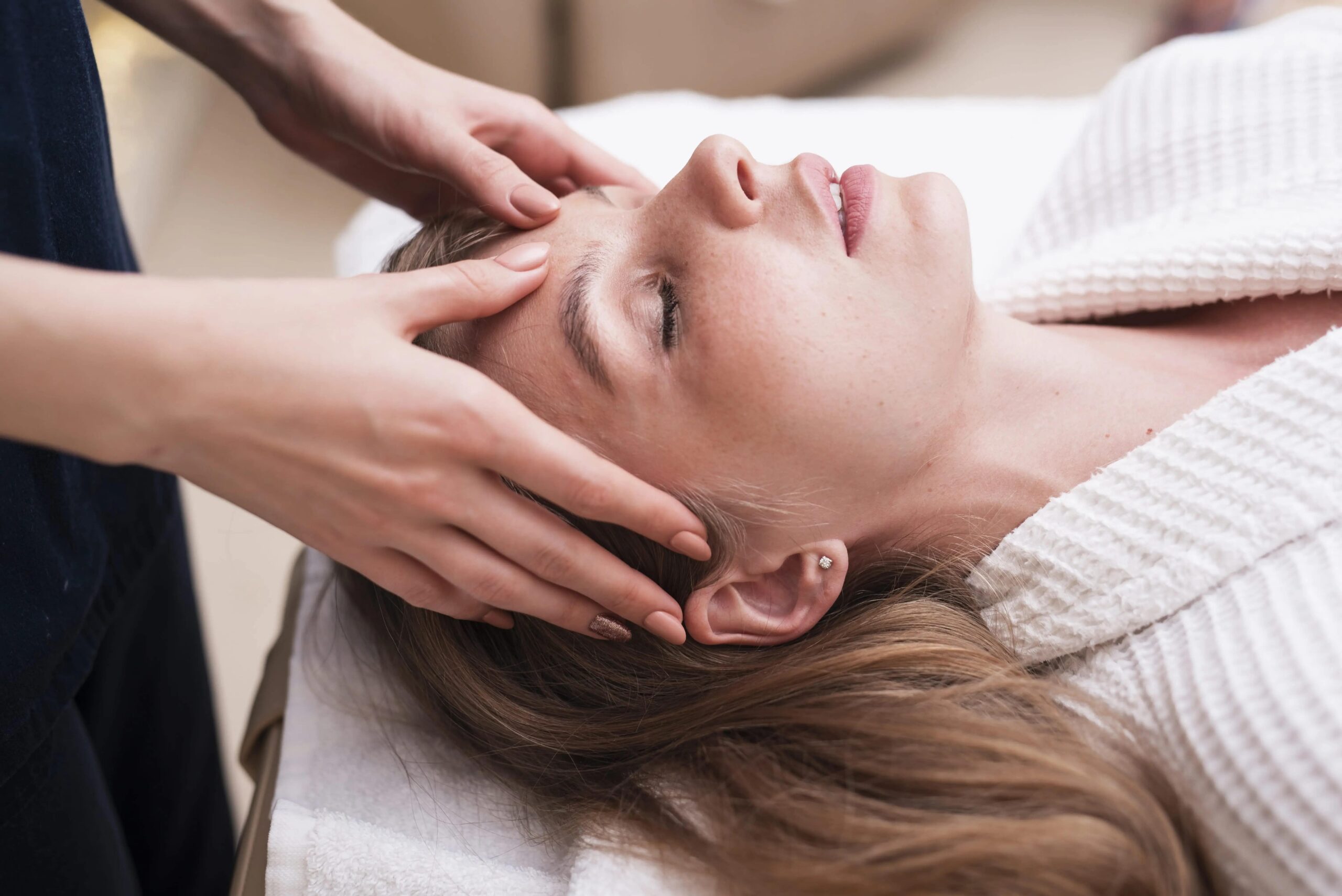 Naturalny lifting twarzy – dlaczego warto zainteresować się masażem Kobido? - Kobieta Wie Lepiej.pl Naturalny lifting twarzy – dlaczego warto zainteresować się masażem Kobido?