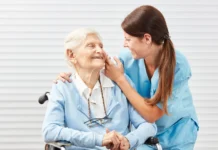 Wsparcie dla opiekunów: Jak domowe wizyty lekarskie odciążają rodziny seniorów?