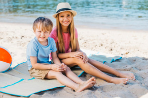 Plaża z dziećmi – jak zaplanować rodzinny wypoczynek nad wodą?