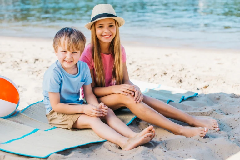 Plaża z dziećmi – jak zaplanować rodzinny wypoczynek nad wodą? - Kobieta Wie Lepiej.pl Plaża z dziećmi – jak zaplanować rodzinny wypoczynek nad wodą?