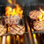 Czyszczenie grilla po weekendzie – naturalne sposoby na tłuszcz i przypalenia