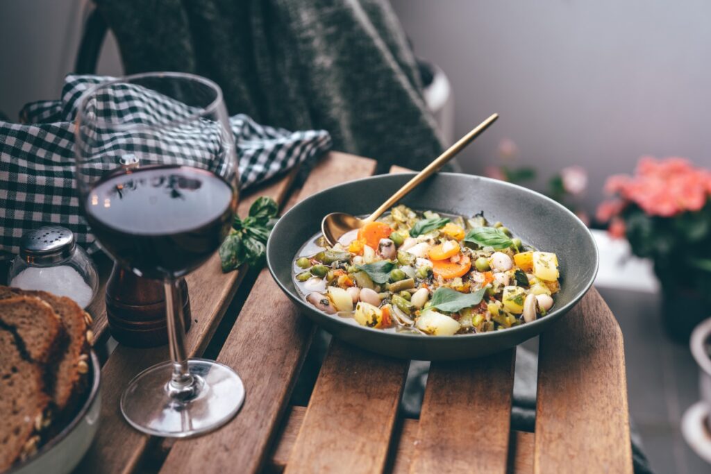 Sztuka łączenia smaków: jak komponować potrawy, które wydobywają głębię aromatów