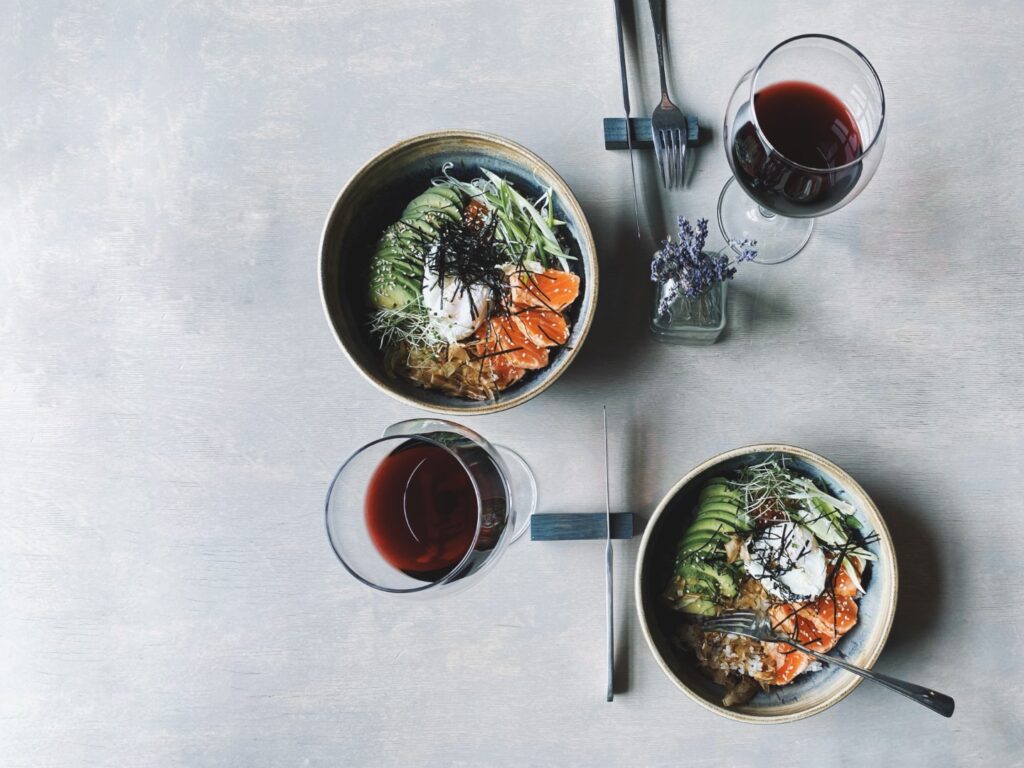 Sztuka łączenia smaków: jak komponować potrawy, które wydobywają głębię aromatów