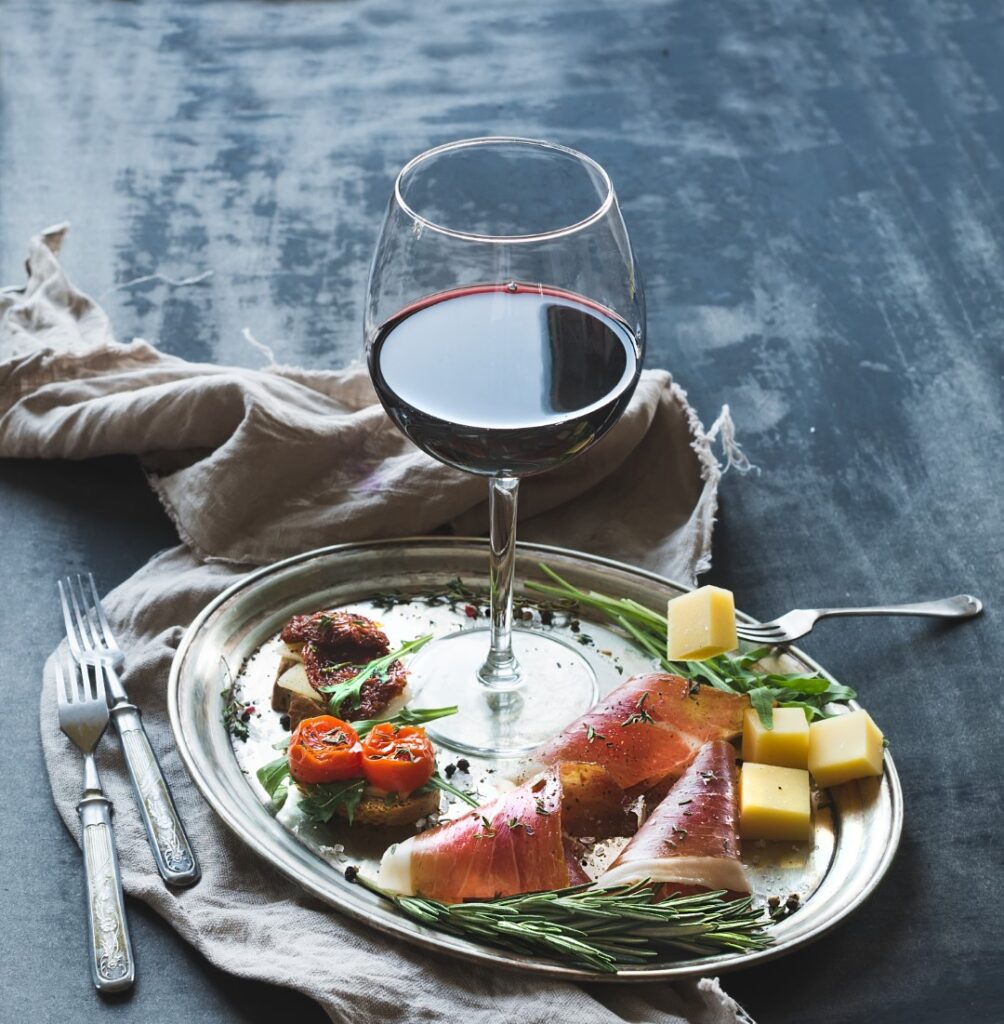 Sztuka łączenia smaków: jak komponować potrawy, które wydobywają głębię aromatów