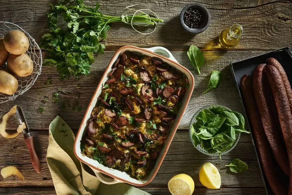 comfort food przepis zapiekankę – Zimowe comfort food, czyli zapiekanka z ziemniaków ze szpinakiem, kiełbasą i ziołami - Kobieta Wie Lepiej.pl Zimowe comfort food, czyli zapiekanka z ziemniaków ze szpinakiem, kiełbasą i ziołami