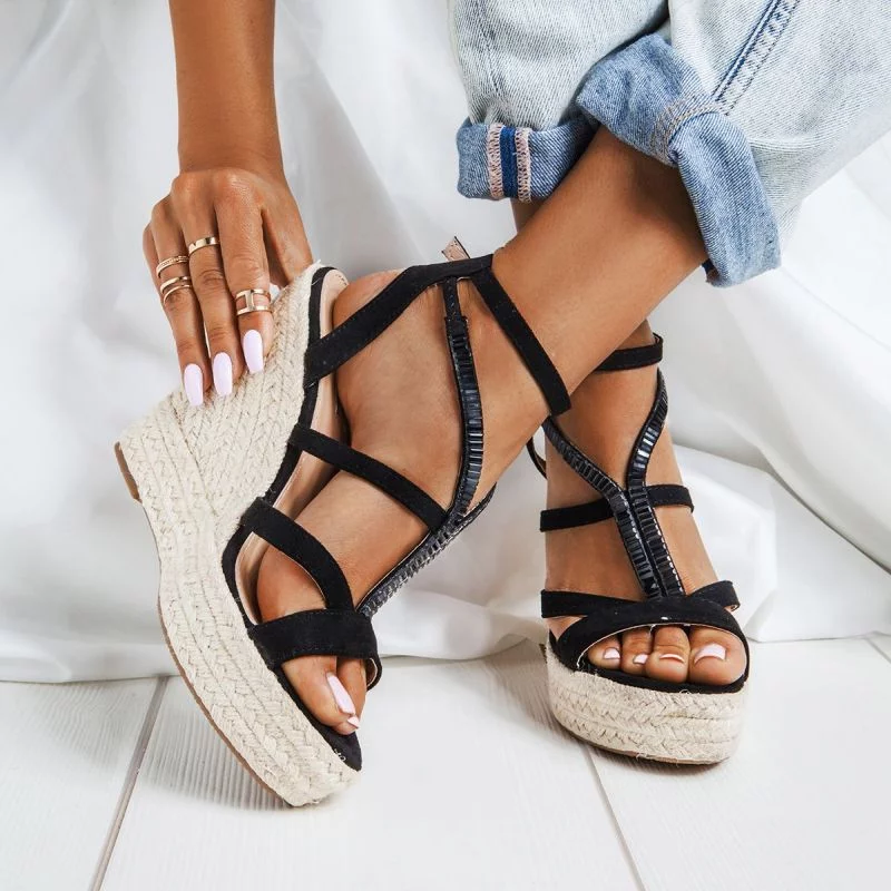 Przygotuj swoje stopy na lato – 4 propozycje pedicure hybrydowego! french pedicure klasyk nad klasykami 1