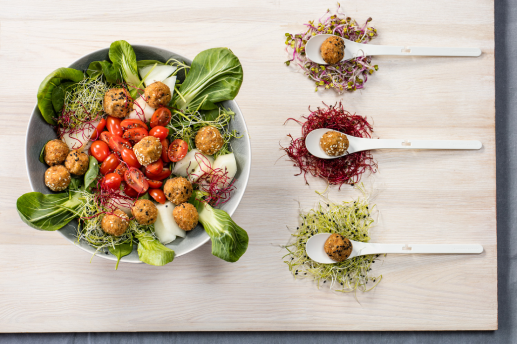 lekka salatka z kuleczkami ziemniaczanymi