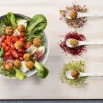 lekka salatka z kuleczkami ziemniaczanymi